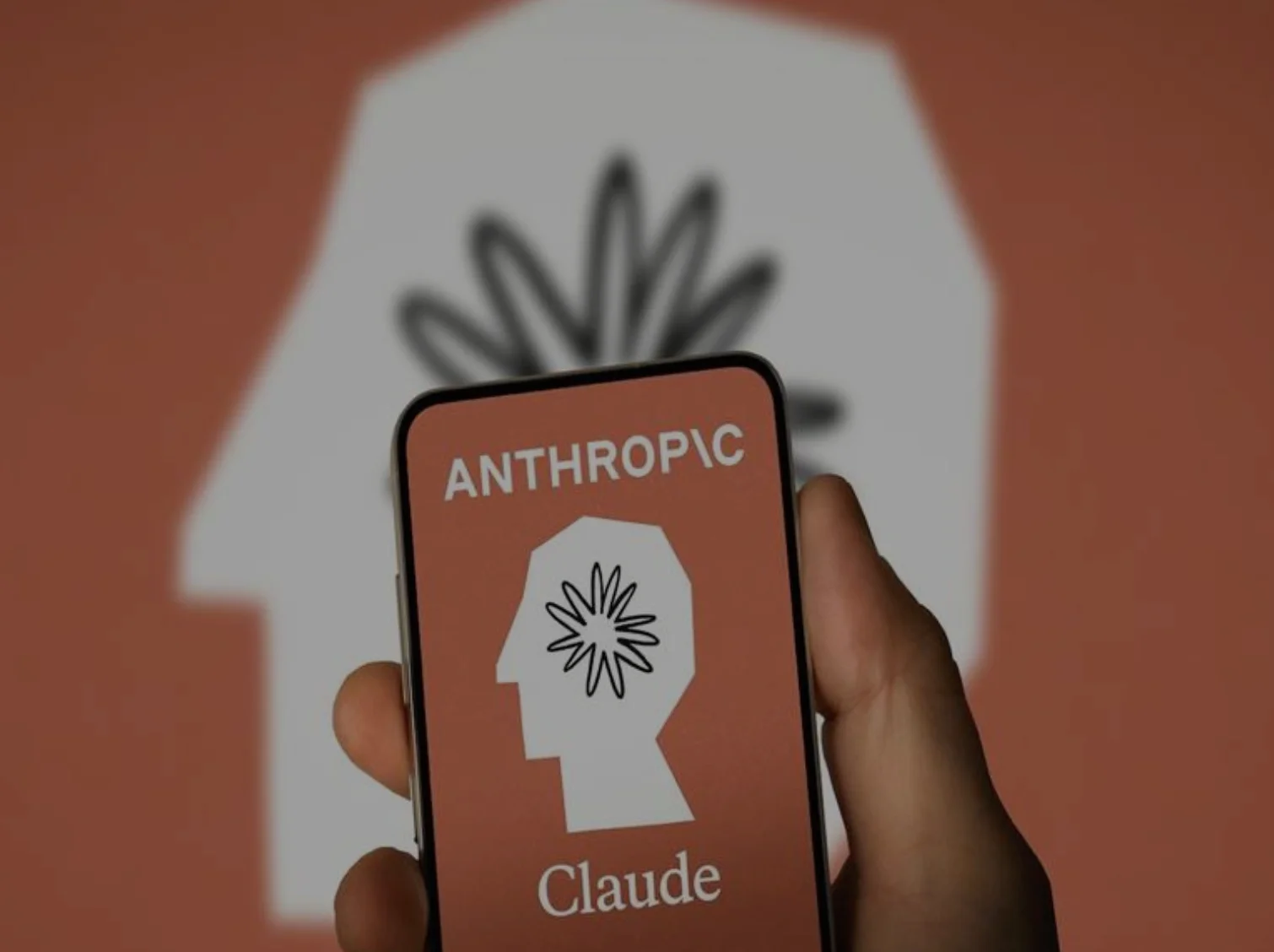 Anthropic se perfila como el nuevo líder en la carrera por la hegemonía de la IA con una valoración que podría superar los 900 mil millones de dólares