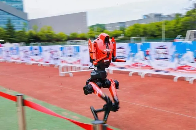 Los robots Shandian y Yuanqizai de Honor irrumpen en la vida universitaria china con récords y carisma